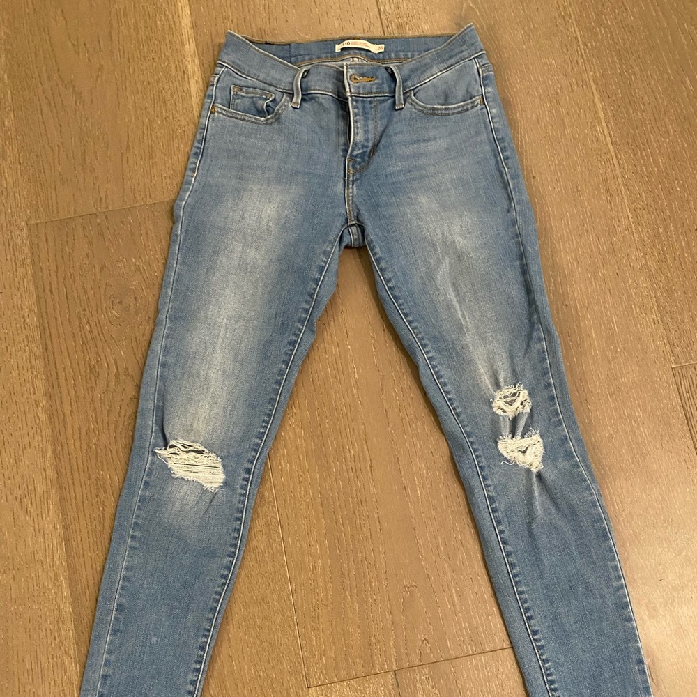 Levis super skinny 710 sz 26 with distressing and raw hem in perfect condition